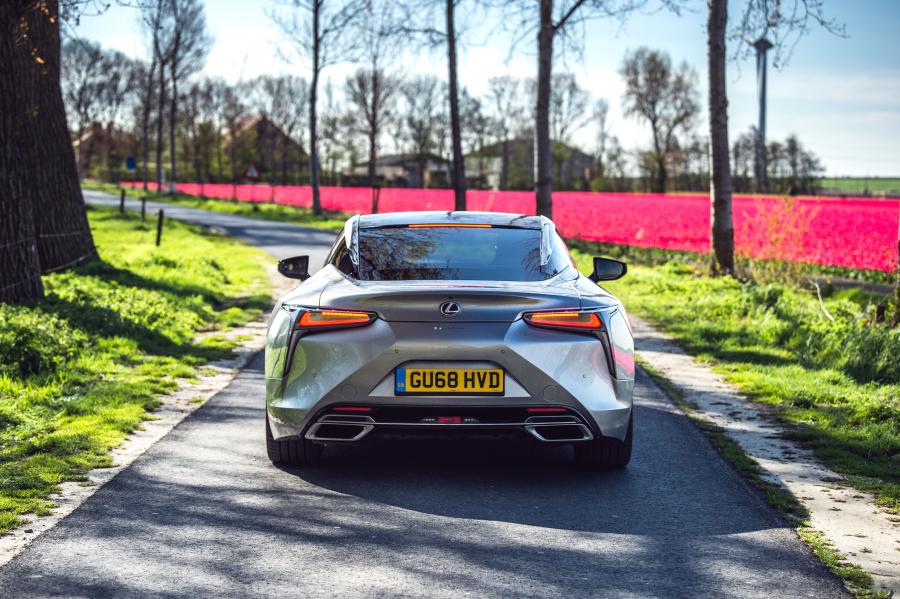  Lexus LC500h 2017 года  (UK) (фото 30 из 41)